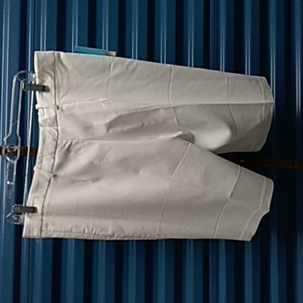 White Bermuda shorts. In Moda - Picture 3 of 3